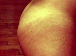 Η καθαρίστρια με την τριχωτή πούτσα γαμάται αναλ στην κουζίνα