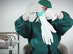 Nurse uses latex gloves in hospital 😍