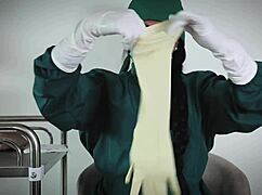 Nurse uses latex gloves in hospital 😍