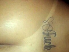 Zastavenie motorky v uličke vedie k rýchlemu intímnemu stretnutiu s roztrhanými šatami