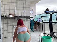 chamei essa empregada para limpar minha casa e ela ficou assim pra mim fiquei com muito tesao