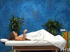 En escena de masaje, terapeuta relaja tensión cliente con manos expertas