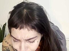 Brezkončno slinavo globoko v grlo s solzami do konca