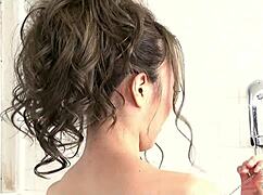 أشاهد الفتاة اليابانية الصغيرة البالغة 18+ تحصل على كريم باي في صالة التدليك