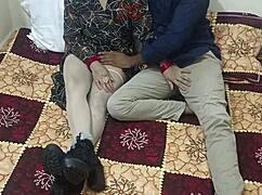 Indická MILF dostává olíznutou a tvrdě šukanou kundičku v misionářské pozici s líbáním