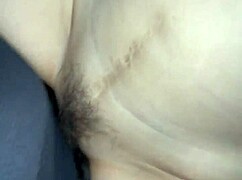 Ćaskanje o orgazmu udate žene od lizanja u dnevnoj sobi