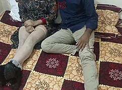 Indijska MILF dobiva lizanje i žestoko jebanje pičke u misionarskoj poziciji s ljubljenjem