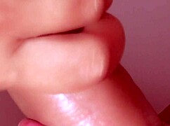 Hermanastra da primera mamada y recibe corrida facial