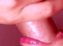 Hermanastra da primera mamada y recibe corrida facial