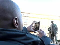 Хотвайф Дженнифер Ред трахается в жопу большим черным хуем и ловит кремпай