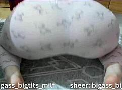 Geoliede bbw in pyjama krijgt hondje geneukt 😏