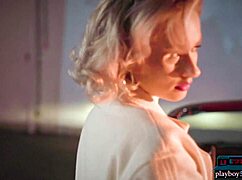 milfă blondă Polina face striptease pentru Playboy, își arată curul mare rotund în mașină decapotabilă