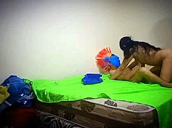 ستيبموم برونيتية مثيرة تترك ابنيها الستيب يحفر مؤخرتها بقوة