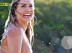 La biondina si bagna fradicia di voglia