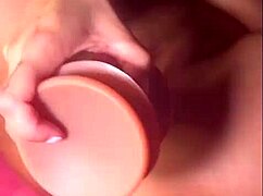 Drakdildo töjer ut Max Ryans fitta tills hon sprutar vilt