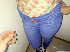 Mis amigos estaban cogiendo en los cuartos y me tuve que coger en el baño de una casa a la morrita enfiestada en una fiesta de compas