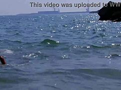 Isabelle Solis se da anal en la playa con olas rompiendo, culo a boca y facial