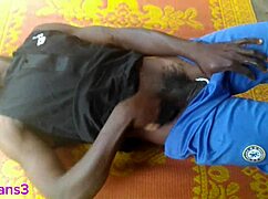 Krásná masérka dráždí hrou se zadkem a hlubokým hrdlem na velkém černém čuráku