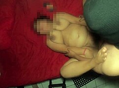 Esta zorra esposa con tetas naturales enormes se deja follar el coño por el jefe de su esposo, follar completo en rojo.