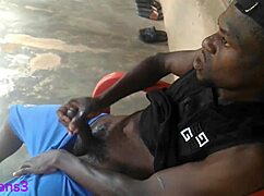 Lepa maserka zadirkuje sa igrom sa dupetom i dubokim grlom na velikom crnom kurcu