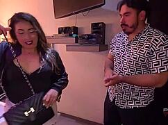 Snappar upp cumbia-sångerska och drar med henne rakt till sängen stora tuttar milf fettsugga