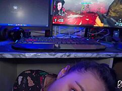 Newbie female streamer takes her first donate 😊