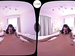 Cítíš intenzivní vášeň, když tě japonská služka probudí svým velkým zadkem.