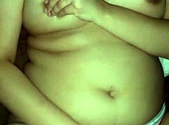 Obejrzyj jak latynoska bawi się cipką