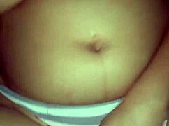 Titta på denna latina som leker med sin fitta