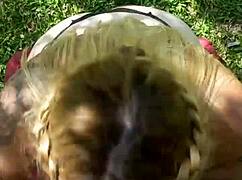 Intensiv sugkuk från blondin med stora naturliga tuttar utomhus