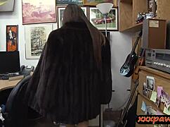 Gadis Brunette Panas Terima Blowjob Kote Monster dan Pounding POV oleh Lelaki Pajak di Kedai Pajak