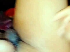 טרנסווסטיט משפיל את עצמו משתין ומתאונן בעבודה