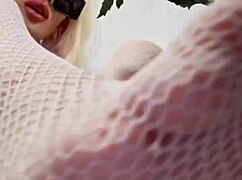 femdom jalkojen rouva Elza Koms dominoi rahallisesti hammasraudat kurvi tippuva pornotähti