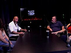 Αυτή η γυναίκα με κόκκινο δαντελένιο βάζει τα πάντα στο στόμα σε λεσβιακές σκηνές