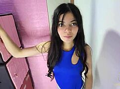 Hej, krásná spolužačko, pomoz mi projít tenhle semestr! Tvrdě ji přibíjí ve skříňkách.