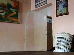 Morena latină cu fund mare seduce tatăl vitreg arătându-și fundul gras, adolescentă 18+ milf curvy amatori softcore mexicană