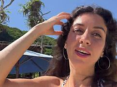 Spaziergang am öffentlichen Strand nach einer Session. Petite 18+ Babe in POV.