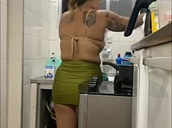 מאכילה את הבעל טוב, ואז הוא אוכל לי את הכוס.