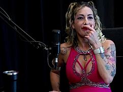 Julia Fontanelli's gang bang in doorschijnend rood