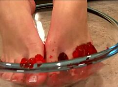 マッケンジー・ピアースが足フェチで激しく遊ぶ