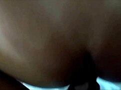 Шлюха умоляет, трахай мою жопу медленнее, слишком больно, пока она согнута и течет.