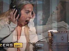 Ella Hughes verandert interview in hete seks met Danny D