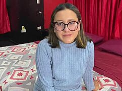 Compartiendo cama con mi tia madrastra lleva al sexo accidental en un viaje familiar