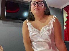 Compartiendo cama con mi tia madrastra lleva al sexo accidental en un viaje familiar