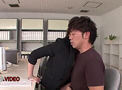 Mamada amateur de Yui Kasuga termina en creampie hardcore salvaje