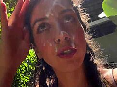 Spermă pe față în vestiar public, apoi mers cu spermă la cascadă