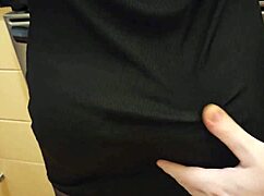 Kurvi ma silnejšie v týchto čiernych šatách, šepká malá 18+ nevlastná sestra v kuchyni