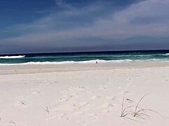 сафада сосет грязно на пляже перед отдыхающими, глубокий минет волосатая пизда