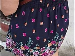 Reife MILF auf der Straße mit Rock und String verfolgt