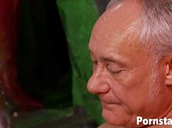 Uh, ta poželjiva babe Chloe Conrad res uživa v grupnem seksu s facijalnimi cumshots